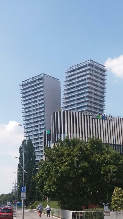 H+ Apartman Letiste Praha Apartman Kültér fotó
